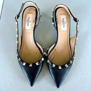 Valentino leather pumps with a slingback strap and signature studded trim.
40mm